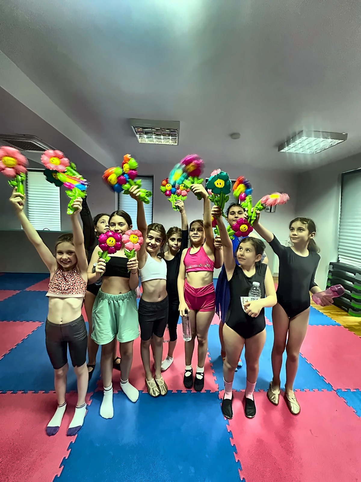 Grupă de copii la un curs de dans Happy Star